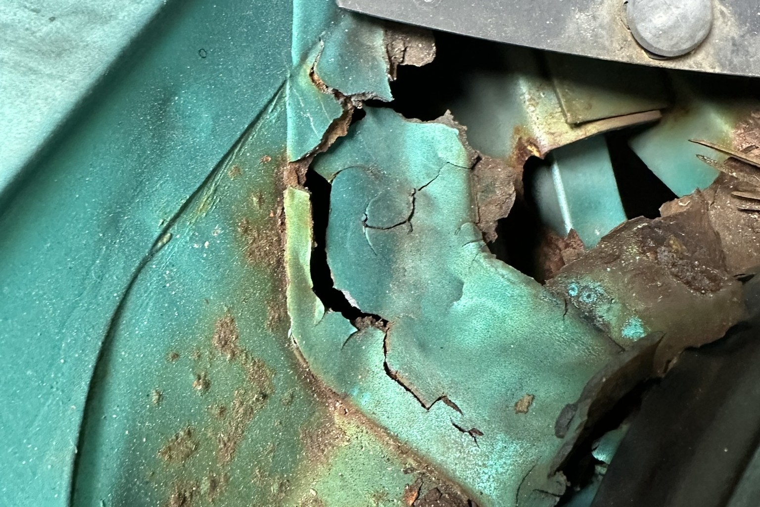 Smog Mustang trunk opening rust